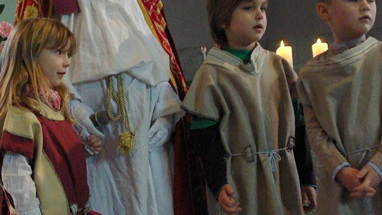 Der Nikolaus und seine Kinder von der Kita St. Georg