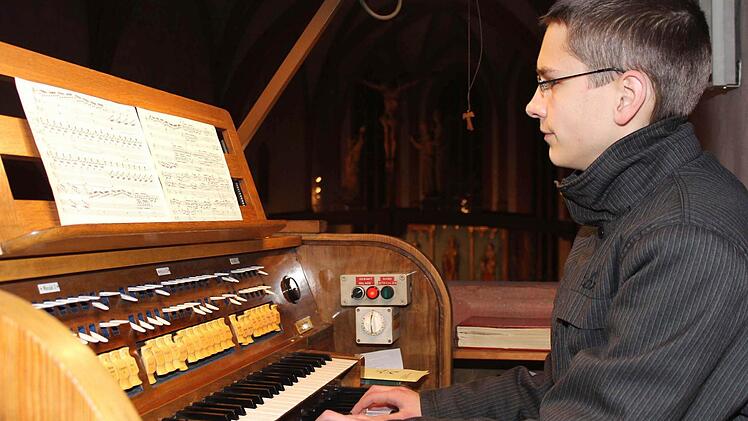 Fabian Schech (Q12) aus Wettringen bei der "Tocatta in F" von Dietrich Buxtehude.