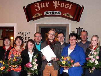 Die Geehrten (vorne von links): Barbara Martin, Doris Kratz, Maria Schweikert, Markus Stubenvoll, Antonie Vian, Katja Freitag. Dahinter Josef Stubenvoll, Werner Dresel, Johannes Brehm Foto: Johanna Blum