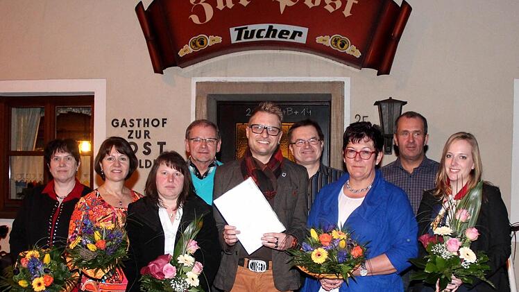 Die Geehrten (vorne von links): Barbara Martin, Doris Kratz, Maria Schweikert, Markus Stubenvoll, Antonie Vian, Katja Freitag. Dahinter Josef Stubenvoll, Werner Dresel, Johannes Brehm Foto: Johanna Blum