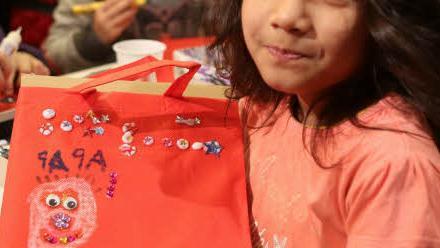 Sominah Frank zeigt ihre fertige Tasche. Foto: Barbara Herbst