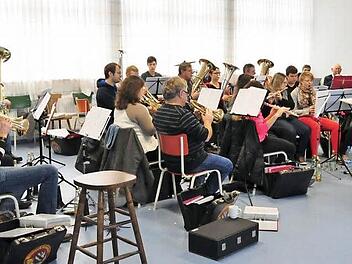 Die Musikanten der Blasmusik Kraisdorf im neuen Saal des Bürgerzentrums Kraisdorf Foto: Simon Albrecht