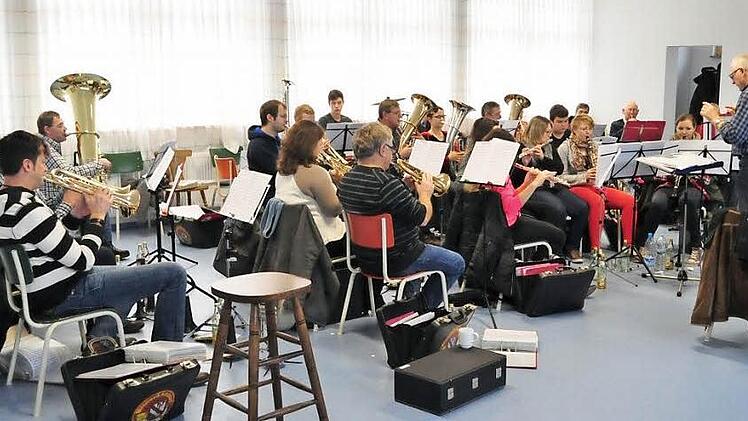 Die Musikanten der Blasmusik Kraisdorf im neuen Saal des Bürgerzentrums Kraisdorf Foto: Simon Albrecht