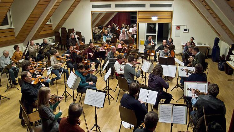 Unter Leitung von Hans Stähli probt das Orchester der "Musikfreunde Neustadt".Foto: Jochen Berger