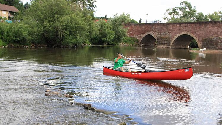 Lothar Kleespies aus Hammelburg ließ gestern trotz Niedrigwasser sein Kanu in Euerdorf zu Wasser.  Foto: Ralf Ruppert