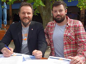 Bobby Fischer, Gesch&auml;ftsf&uuml;hrer der neugegr&uuml;ndeten BBC Coburg Spielbetriebs GmbH, hat gut lachen, denn sein Wunschkandidat f&uuml;r den Trainerposten beim Regionalliga-Aufsteiger BBC Coburg hat einen Zweijahresvertrag unterschrieben. Simon Bertram (rechts) legt seinen Fokus nach eigenen Worten vor allem auf Intensit&auml;t und Aggressivit&auml;t in Offensive und Defense: "Wir wollen den Fans eine einfache, aber attraktive und vor allem uneigenn&uuml;tzige Spielweise bieten." Foto: privat