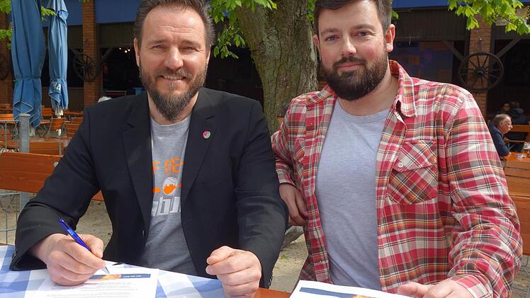 Bobby Fischer, Geschäftsführer der neugegründeten BBC Coburg Spielbetriebs GmbH, hat gut lachen, denn sein Wunschkandidat für den Trainerposten beim Regionalliga-Aufsteiger BBC Coburg hat einen Zweijahresvertrag unterschrieben. Simon Bertram (rechts) legt seinen Fokus nach eigenen Worten vor allem auf Intensität und Aggressivität in Offensive und Defense: "Wir wollen den Fans eine einfache, aber attraktive und vor allem uneigennützige Spielweise bieten." Foto: privat