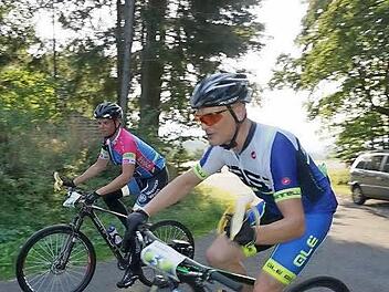 Schnell mal eine Banane oder ein Stück Apfel, so manche Fahrer sparten sich größere Pausen an den Verpflegungsstationen. Fotos: Marion Eckert