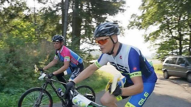 Schnell mal eine Banane oder ein Stück Apfel, so manche Fahrer sparten sich größere Pausen an den Verpflegungsstationen. Fotos: Marion Eckert