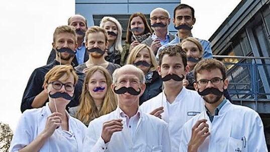 Professor Bernd Wullich, Direktor der Urologischen Klinik, gab den Startschuss zur Movember-Aktion gemeinsam mit anderen &Auml;rzten und Vertretern der Fachschaft Medizin.  Foto: Uni-Klinikum Erlangen
