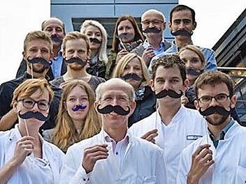 Professor Bernd Wullich, Direktor der Urologischen Klinik, gab den Startschuss zur Movember-Aktion gemeinsam mit anderen Ärzten und Vertretern der Fachschaft Medizin.  Foto: Uni-Klinikum Erlangen