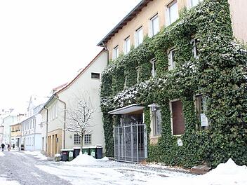 Die Stadt Lichtenfels hat das Haus Reitschgasse 11 gekauft. Wo sich die ehemalige Arztpraxis Keilhack befand, soll eine neue Kindertagesstätte entstehen. Eingangsbereich und Fassade werden etwas verändert, außerdem ist ein kleiner Anbau vorgesehen. Foto: Popp