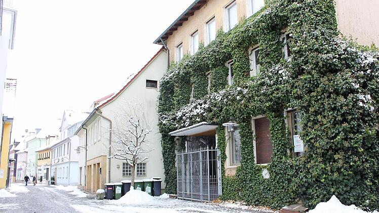 Die Stadt Lichtenfels hat das Haus Reitschgasse 11 gekauft. Wo sich die ehemalige Arztpraxis Keilhack befand, soll eine neue Kindertagesstätte entstehen. Eingangsbereich und Fassade werden etwas verändert, außerdem ist ein kleiner Anbau vorgesehen. Foto: Popp