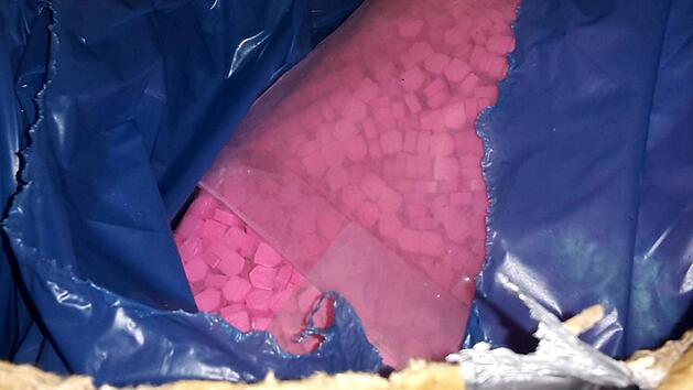 Ein Beutel mit Ecstasy-Pillen, wie sie auch bei dem Angeklagten gefunden wurden  Symbolbild: Polizei D&uuml;sseldorf/dpa