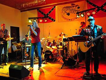 "... where the skies are so blue ..." Hatehill County mit Sängerin Marion spielten am Samstag im Hartleb-Saal alle Klassiker der Country-Szene.  Foto: Simon Albrecht