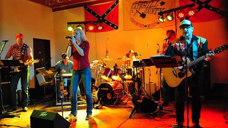 "... where the skies are so blue ..." Hatehill County mit Sängerin Marion spielten am Samstag im Hartleb-Saal alle Klassiker der Country-Szene.  Foto: Simon Albrecht