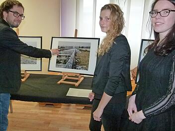 Bilder von Auschwitz, aufgenommen während einer Studienfahrt und präsentiert von Philipp Zehl, der betreuenden Lehrkraft.  Foto: Lothar Weidner