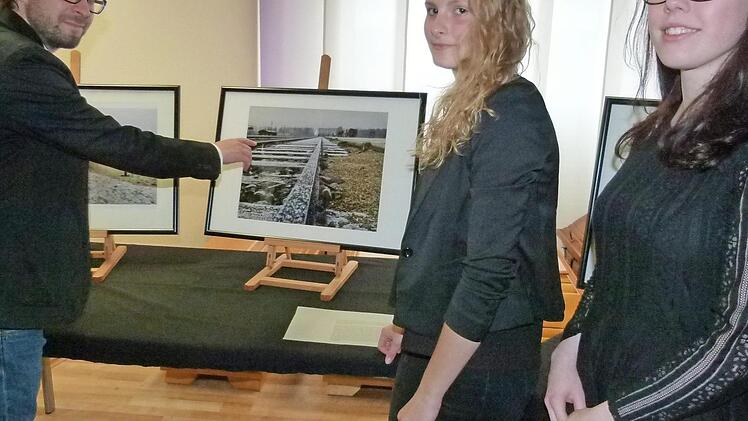 Bilder von Auschwitz, aufgenommen während einer Studienfahrt und präsentiert von Philipp Zehl, der betreuenden Lehrkraft.  Foto: Lothar Weidner