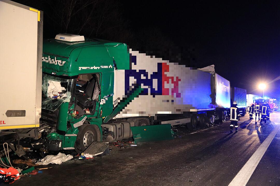 Zwei tödliche Unfälle auf der A3 in kurzer Zeit: Zwei Lkw rasen jeweils in Stauende