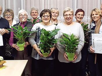 Ehrung langjähriger Mitglieder mit der silbernen Ehrennadel (von links): Georg Ditterich, 2. Vorsitzende Karola Rettmann, Doris Schuberth, Erni Klarmann, Rosi Hornung, Teresia Popp, Barbara Seelmann, Ingrid Vetten, Vorsitzende Conny Müller und Erich Rettmann  Foto: Alfred Thieret