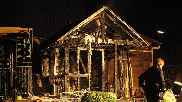 In einer Kleingartenanlage in Bayreuth ist Freitagnacht ein Feuer ausgebrochen. Ein Gartenhaus ist dabei vollständig ausgebannt. Foto: NEWS5 / Holzheimer