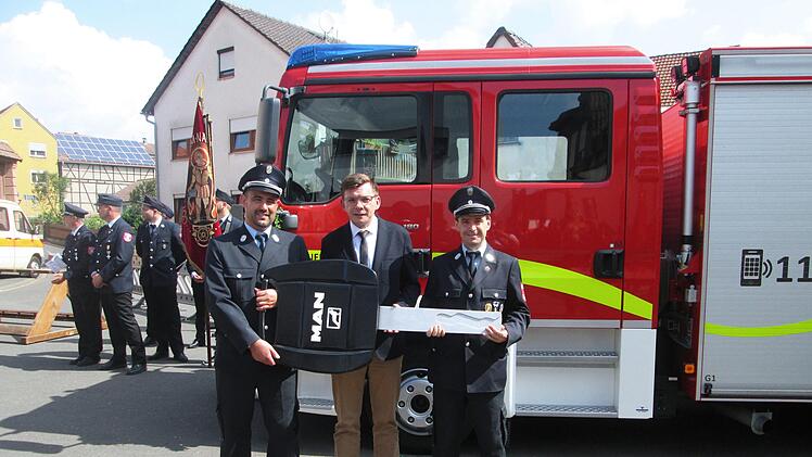 Bürgermeister Armin warmuth (M.) übergab den symbolischen Schlüssel an Kommandant Dennis Frey (l.) und dessen Stellvertreter Marko Koch (r.).  Foto: Winfried Ehling