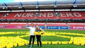 Kalb und Bartulec mit ihrem Beedabei-Ball im Max Morlock-Stadion  Foto: NP
