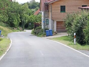 Dieser Bereich der Kreisstraße Has 46 in Buch, hier aus Richtung Lichtenstein kommend gesehen, soll ausgebaut und auf der linken Seite mit einem Gehweg versehen werden.  Foto: Helmut Will
