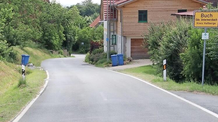 Dieser Bereich der Kreisstraße Has 46 in Buch, hier aus Richtung Lichtenstein kommend gesehen, soll ausgebaut und auf der linken Seite mit einem Gehweg versehen werden.  Foto: Helmut Will