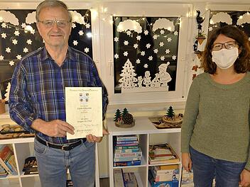 Die Vorsitzende der Sängerlust Oberthulba, Vanessa Krampert, besuchte zwei besondere Jubilare zu Hause. Hier ehrt sie Rudi Henz für sage und schreibe 60 Jahre aktives Chorsingen. Foto: Matthias Schneider