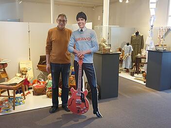 Museumsleiter Udo Leidner-Haber und der BRAVO-Starschnitt Cliff Richard - in der Sonderausstellung "Zeiten-Wechsel" kann man dem Pop-Idol einmal ganz nah kommen.