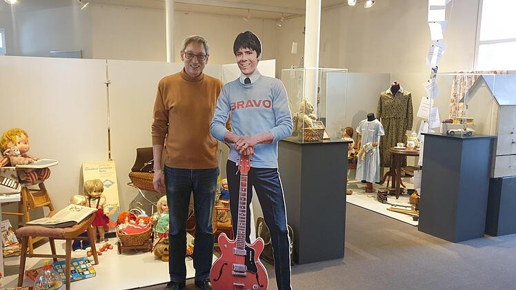 Museumsleiter Udo Leidner-Haber und der BRAVO-Starschnitt Cliff Richard - in der Sonderausstellung "Zeiten-Wechsel" kann man dem Pop-Idol einmal ganz nah kommen.
