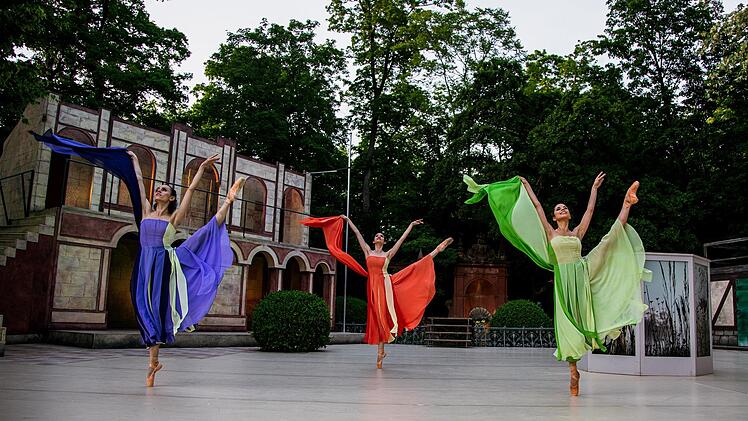 "Die vier Jahreszeiten": Szene aus dem fünfteiligen Ballettabend des Landestheaters Coburg, der bei den Sommerfestspielen Premiere im Hofgarten feierte.Fotos: Sylvain Guillot