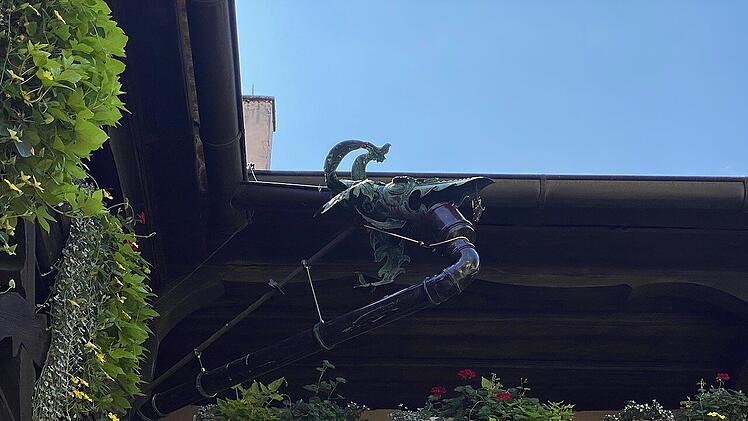 Drachenköpfe: verträumte Details im Innenhof des Schlosses Ratibor.