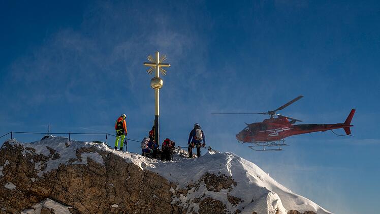 Rücktransport des Zugspitz-Gipfelkreuzes
