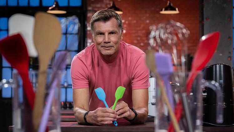 Damals spielte Thomas Helmer Fu&szlig;ball. Heute will er den Sieg der neuen Staffel "Das gro&szlig;e Promibacken" f&uuml;r sich entscheiden.