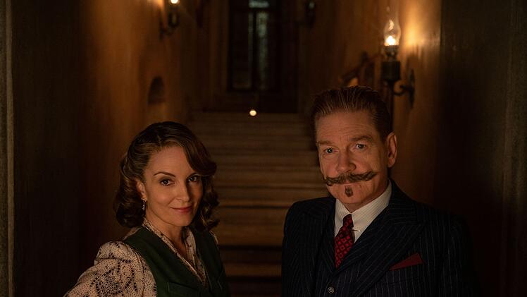 In "A Haunting in Venice" schl&uuml;pft Oscargewinner Kenneth Branagh (im Bild mit Tina Fey) zum dritten Mal in die Rolle des Meisterdetektivs Hercule Poirot.
