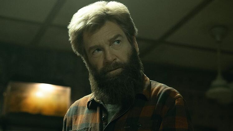 Nikolai (Kenneth Branagh) k&uuml;mmert sich r&uuml;hrend um einen abgest&uuml;rzten US-Piloten und hofft auf ein Ticket nach Amerika.
