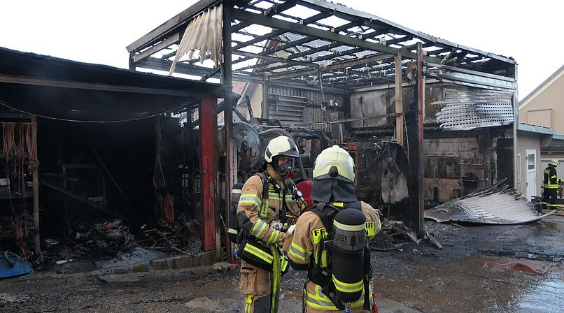 Werkstatt in Vollbrand: 70 Feuerwehrleute bek&auml;mpfen Brand in Riedbach