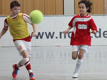 Als beste Landkreismannschaft schnitten die Kitzinger Siedler (rechts Timo Philipp) beim U11-Turnier bei Dettelbach und Ortsteile ab. Sie kamen als Dritter hinter dem FC 05 Schweinfurt und den Würzburger Kickers ins Ziel. Foto: Gerd Ludwig