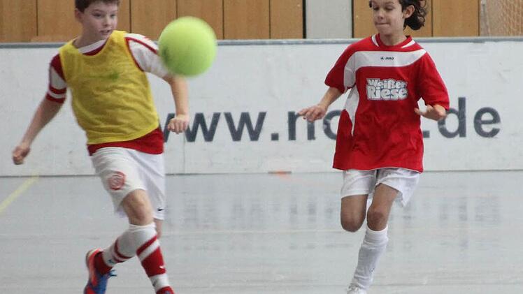 Als beste Landkreismannschaft schnitten die Kitzinger Siedler (rechts Timo Philipp) beim U11-Turnier bei Dettelbach und Ortsteile ab. Sie kamen als Dritter hinter dem FC 05 Schweinfurt und den Würzburger Kickers ins Ziel. Foto: Gerd Ludwig