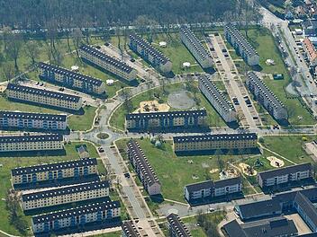 Von oben sieht man die ungewöhnlich lockere Bauweise der Flynn-Area an der Pödeldorfer Straße. Doch diesem Alleinstellungsmerkmal zum Trotz hat diese Siedlung im Stadtentwicklungskonzept der Stadt keine Zukunft.  Foto: Ronald Rinklef