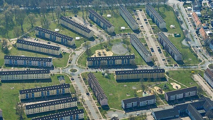 Von oben sieht man die ungewöhnlich lockere Bauweise der Flynn-Area an der Pödeldorfer Straße. Doch diesem Alleinstellungsmerkmal zum Trotz hat diese Siedlung im Stadtentwicklungskonzept der Stadt keine Zukunft.  Foto: Ronald Rinklef