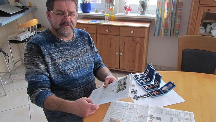 Harald Schneider ist ausgewiesener Experte für militärische Ehrenzeichen. Foto: Sebastian Vogt