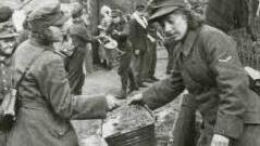 Ostern, 1. April 1945: Frauen löschen einen Brand, der nach dem Angriff amerikanischer Tiefflieger ausbrach.Foto: Archiv/ Otto Trapp