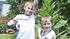 Der neunjährige Melvin (links) und sein siebenjähriger Bruder Leonard kommen aus dem Staunen nicht mehr raus. Der zwei Meter lange Zollstock reicht längst nicht mehr aus, um die in den Himmel ragende Königskerze messen zu können.  Foto: Karl-Heinz Hofmann