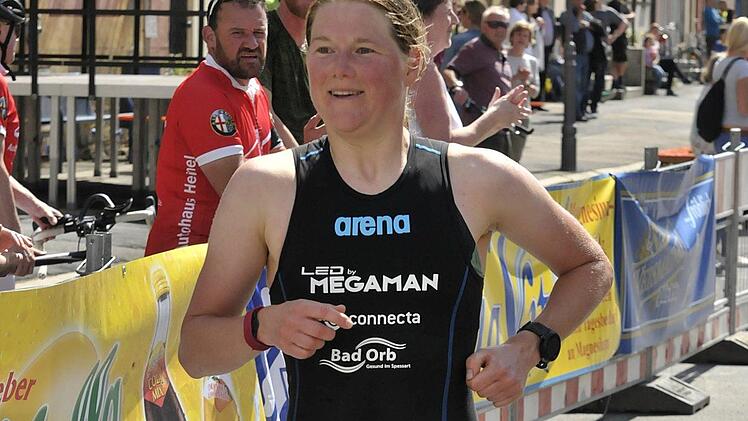 Zieleinlauf der Gesamtsiegerin im Kurztriathlon Dana Wagner (Spessartchallenge). Foto: Karl Heinz Weber