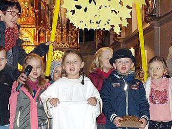 Glücklich danken alle zusammen dem Sterntaler-Mädchen und Gott für seine Hilfe. Foto: Susanne Deuerling