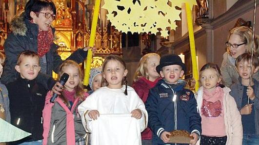 Glücklich danken alle zusammen dem Sterntaler-Mädchen und Gott für seine Hilfe. Foto: Susanne Deuerling