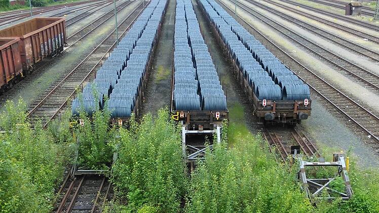 Am Bamberger Bahnhof warten mehrere Waggons mit Walzdraht auf die Weiterfahrt nach Schlüsselfeld.Jann Weckel